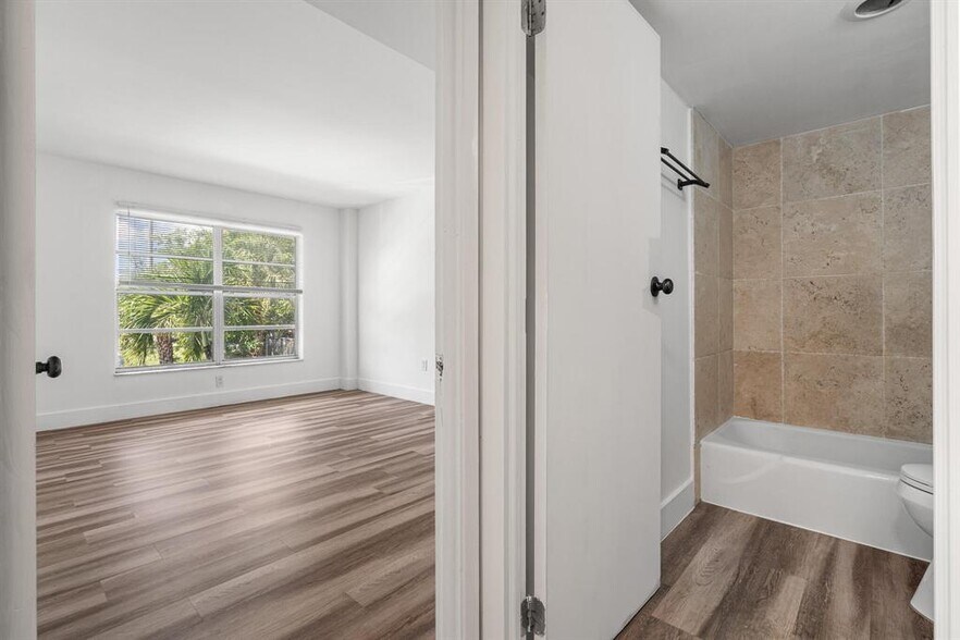 Building Photo - 809 W Oakland Park Blvd