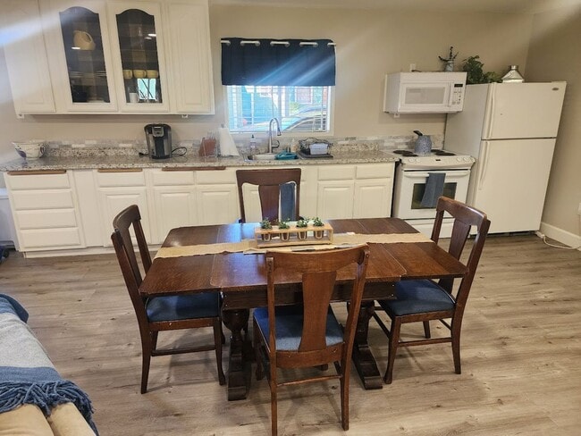 Building Photo - Beautiful Lower Level Studio apartment loc...