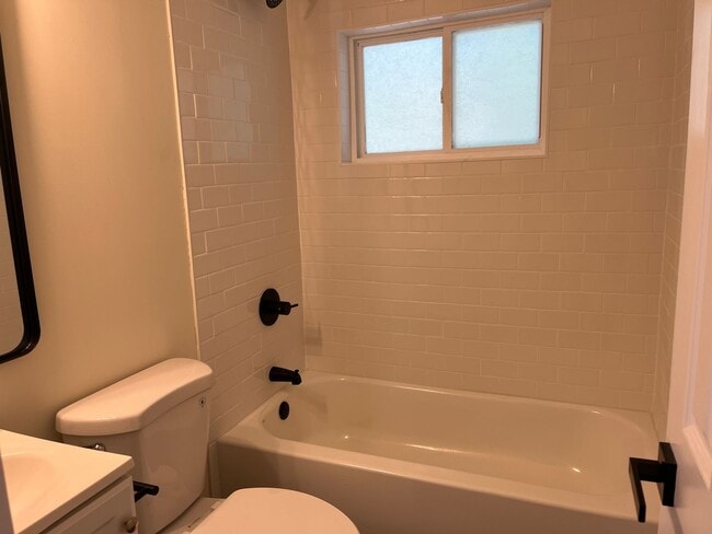 Building Photo - 2 Bed 1 Bath Duplex