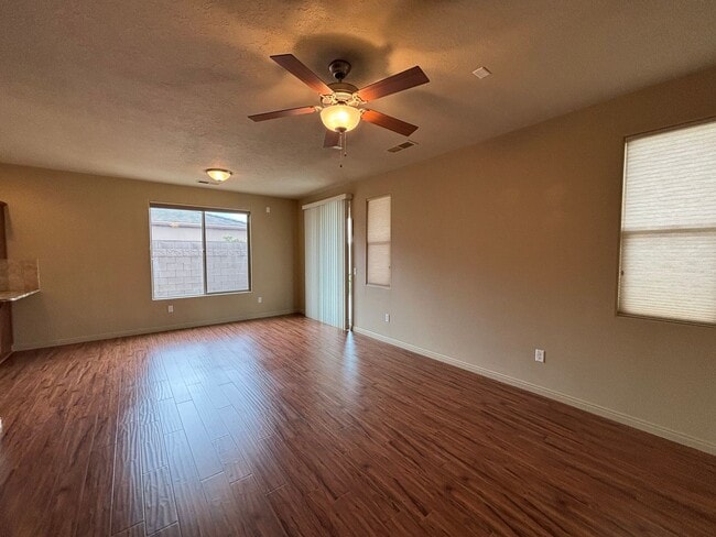 Building Photo - SPACIOUS HOME FOR RENT!