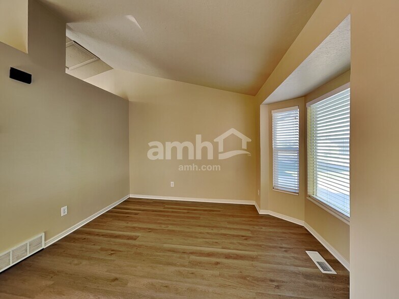 Building Photo - 2964 S Fetzer Dr