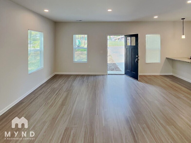 Building Photo - 1411 Lake St