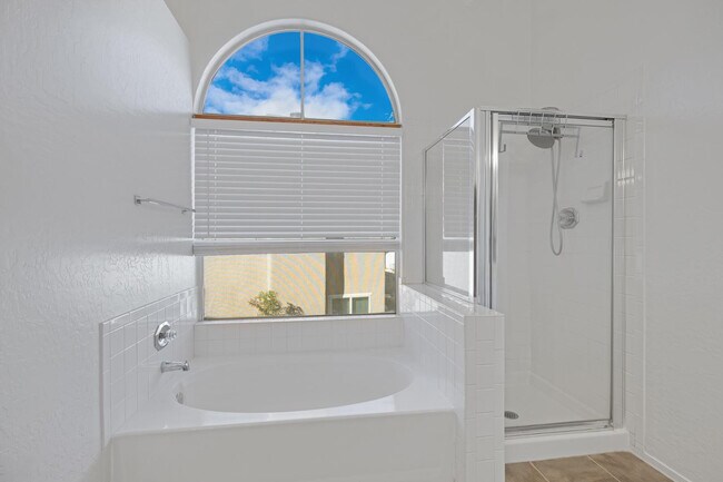 Building Photo - 1248 E Briarwood Terrace