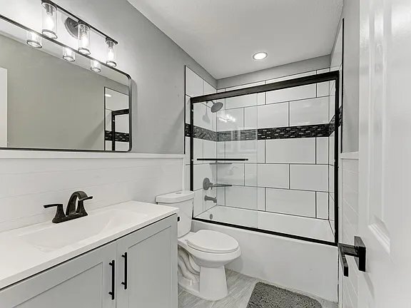 Building Photo - 406 Base Ave E