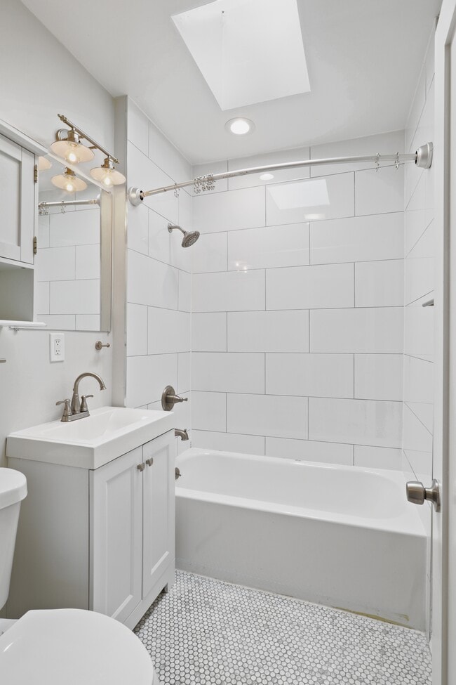 Building Photo - 209 Douglas St NE