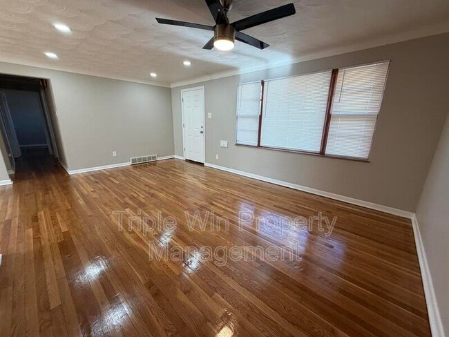 Building Photo - 2408 Caverhill Dr