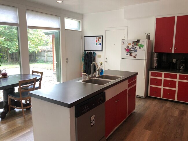 Building Photo - 130 College Ave NE