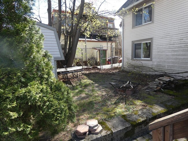 Building Photo - 98 Maple St