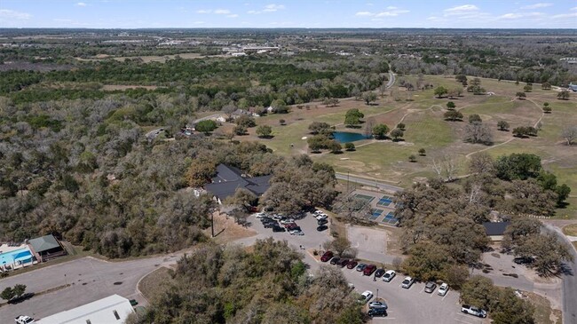 Building Photo - 312 Country Club Dr