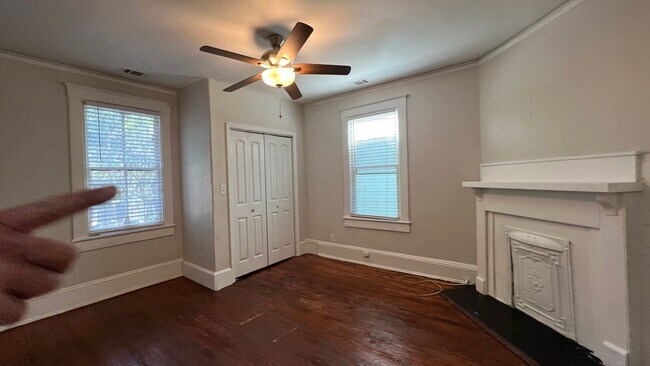 Building Photo - Renovated larg single family home! 2,200+ sf