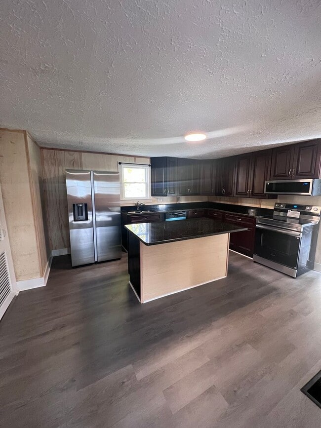 Building Photo - Charming Two-Story Home for Rent in North Hampton!