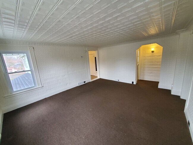 Building Photo - Large 2 Bedroom 2nd Floor Apartment Availa...