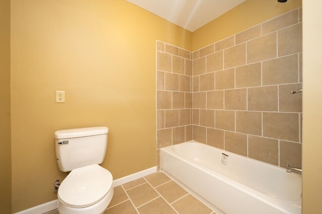 Building Photo - Move-In Ready Modern Makeover! Spacious 4-...