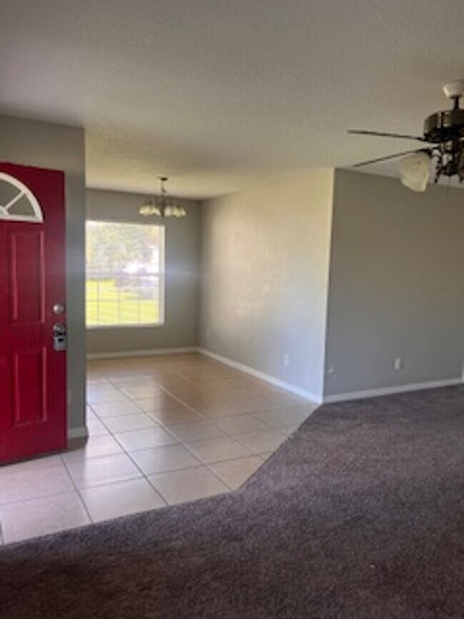 Building Photo - Three Bedroom Two bath
