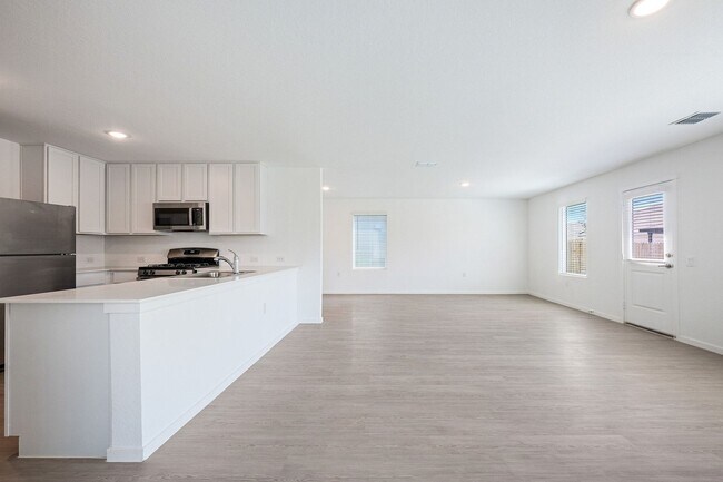 Building Photo - 606 W Cypress St