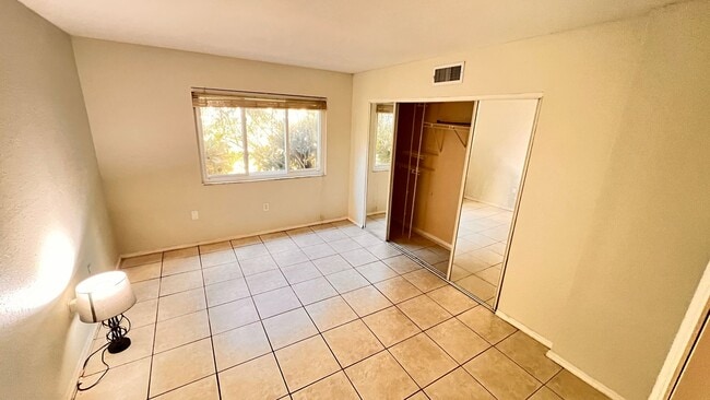 Building Photo - 1/1 Ready for Move In! Heart of Orlando Gated Community with Amenities!