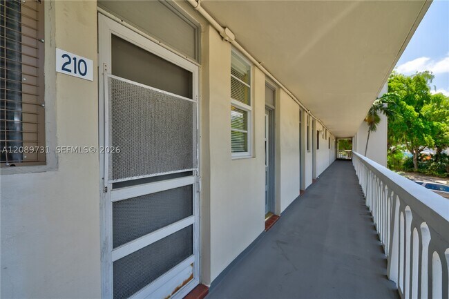 Building Photo - 2851 Leonard Dr