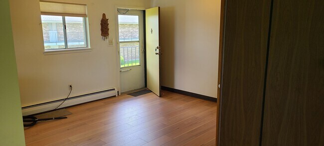 Building Photo - 1073 Sheridan Rd