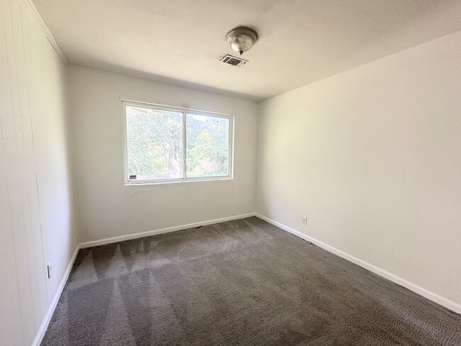 Building Photo - Cozy 3 bedrooms with charming kitchen upda...