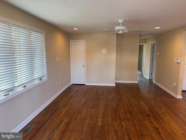 Building Photo - 15 W Floral Ave