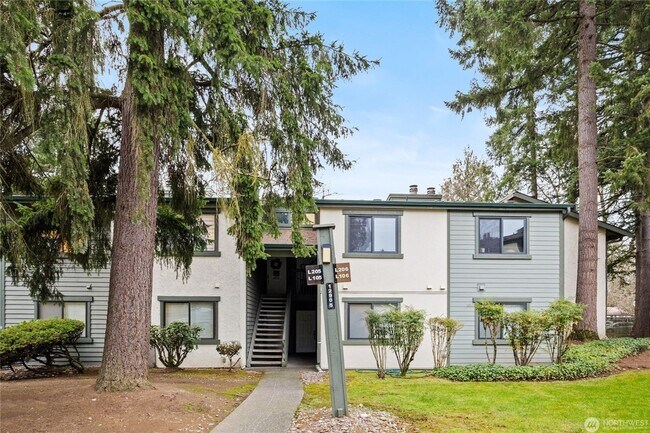 Building Photo - Spacious 2-Bedroom Ground Floor Condo with Private Yard in Kirkland