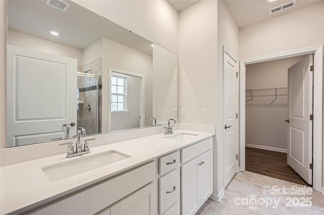 Building Photo - 6406 Fairfax Ct