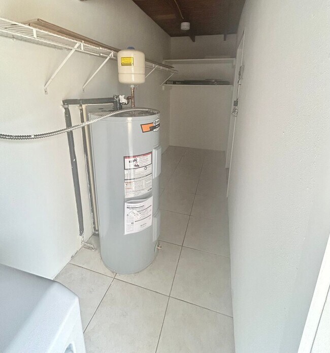 Building Photo - Charming 2 bedroom/1 Bathroom Home in Shore Acres