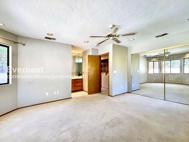 Building Photo - 3 Bed/2 Bath Home with Garage / Vouchers A...