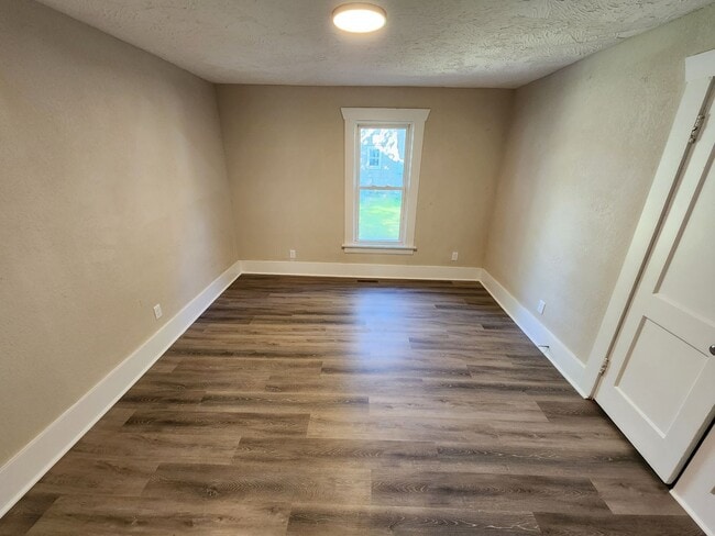 Building Photo - Spacious 2-Bedroom, 1-Bathroom Home AVAILABLE NOW!!
