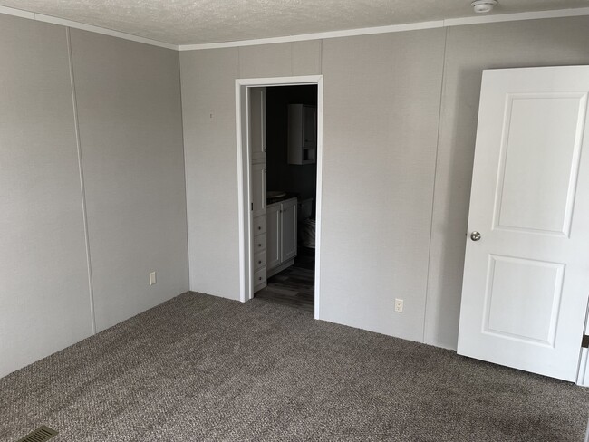 Building Photo - 46000 Geddes Rd