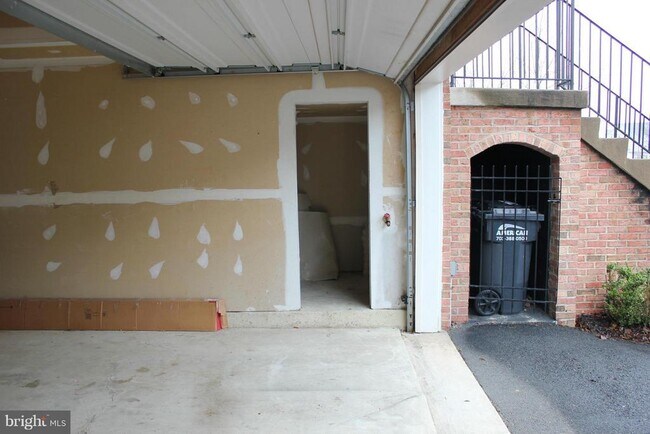 Building Photo - 24651 Kings Canyon Square