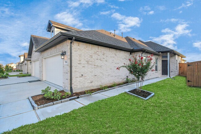 Building Photo - 21014 Bay Vlg Dr