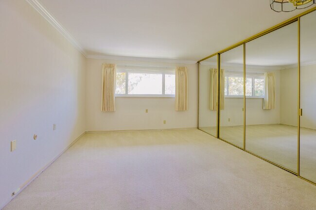 Building Photo - Spacious 3BD/3BA Condo with Enclosed Patio and Resort-style Amenities