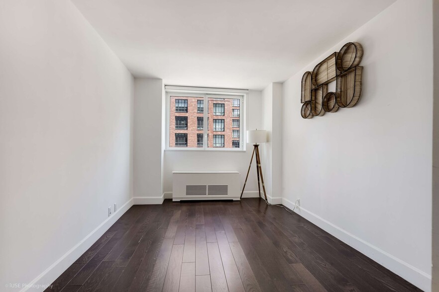 Building Photo - 200 E 94th St