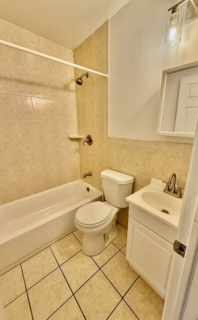 Building Photo - SPACIOUS 3BR/1BA HOUSE w/ Central AC-HARDW...