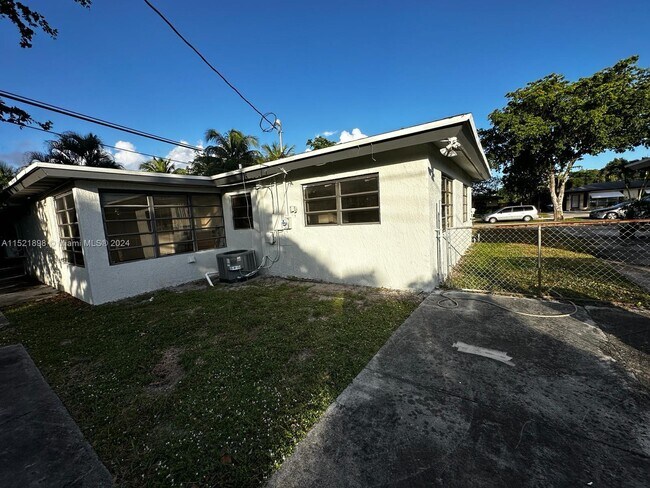 Building Photo - 2021 NW 12th Ave