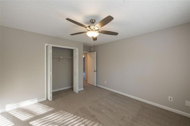 Building Photo - 4648 Calumet Cir NW