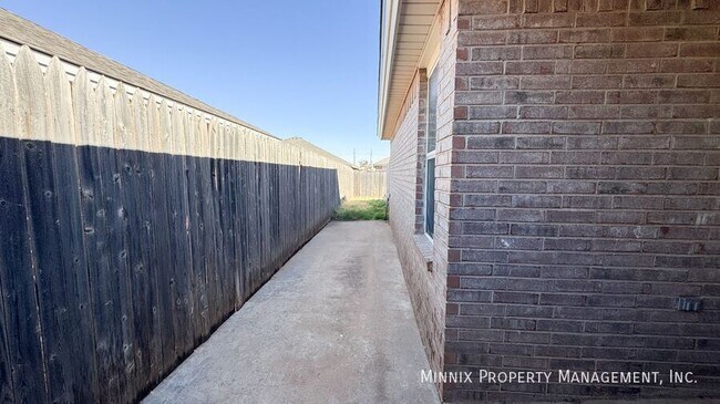 Building Photo - 904 N Belmont Ave