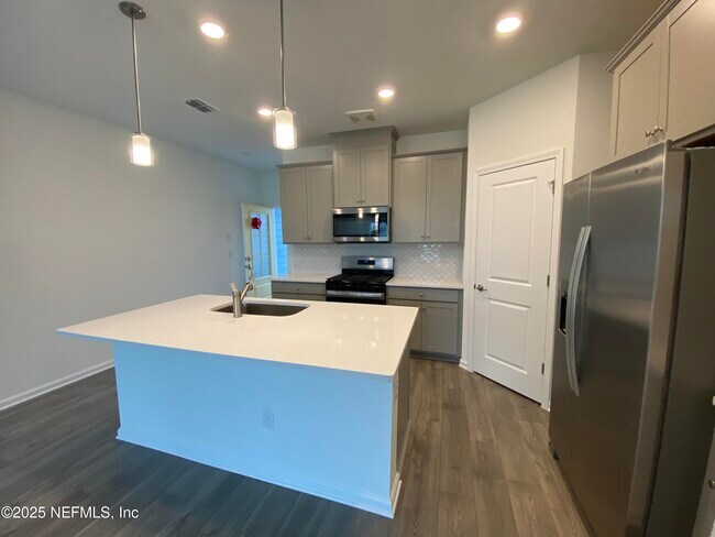 Building Photo - 269 Brandon Lks Dr