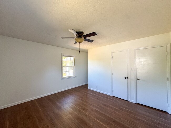 Building Photo - 3 Bed 2 Bath College Lakes Home with Fence...