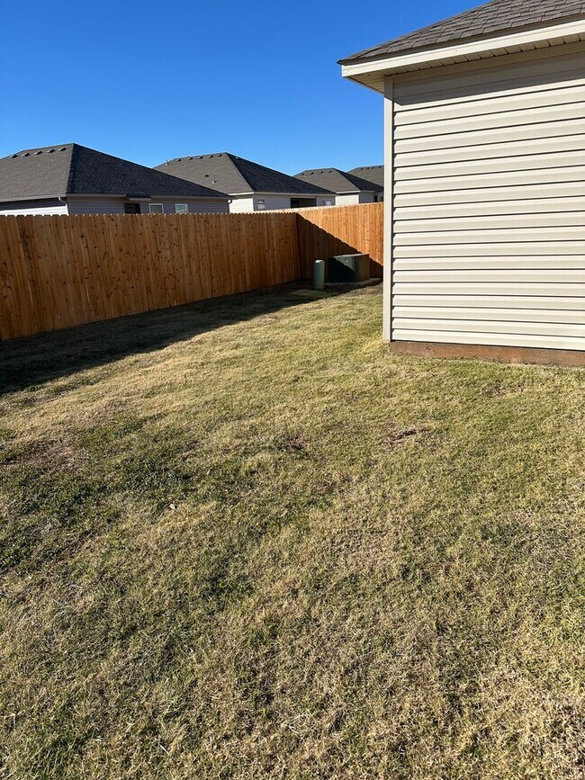 Building Photo - Pre-Leasing Now! Comfortable 3-Bedroom, 2-Bath Home in Shadow Valley