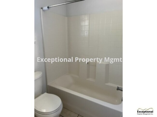 Building Photo - AVAILABLE NOW!!!!  3 Bedroom 2 bath 1 car ...