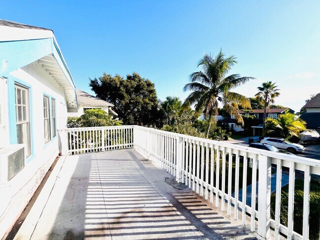 Building Photo - 313 S Lakeside Dr