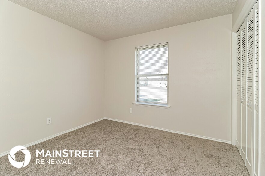 Building Photo - 3904 Royal Crest Dr