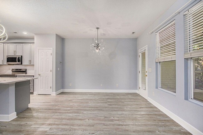 Building Photo - Beautifully Updated 3BR/3BA Coastal Townhome in Prime Location!