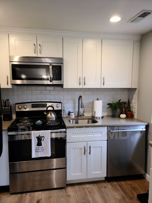 Building Photo - 1720 Queens Ln