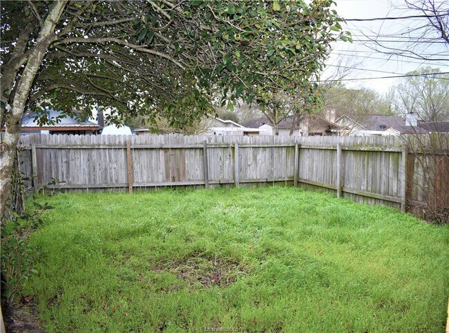 Building Photo - 704 Vassar Ct