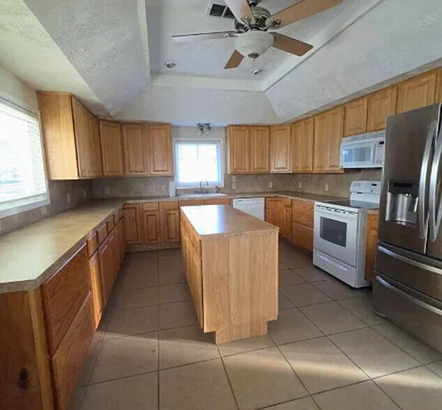 Building Photo - 320 Bell Ave