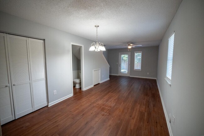 Building Photo - 942 Bonham Ave