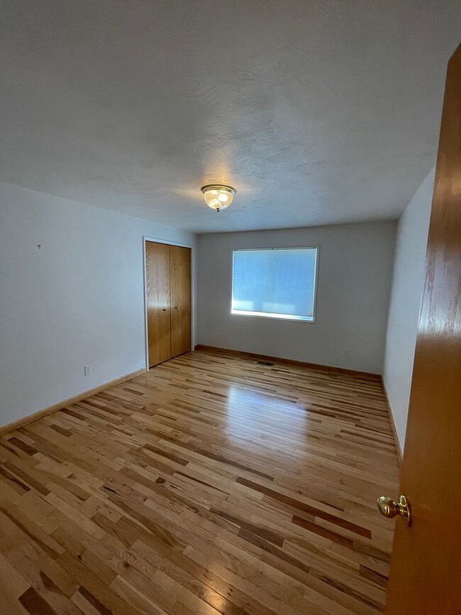 Building Photo - Large 4 Bed/ 2 Full Bath Home in the Gilha...